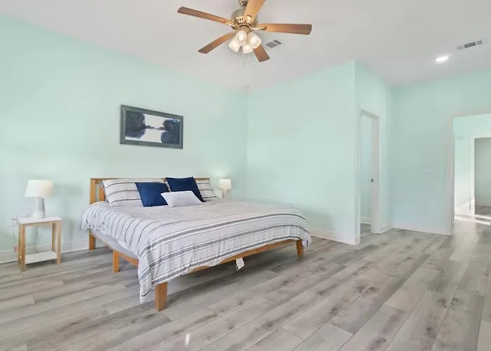 Walk To Downtown Seafood Market Bay Views Holiday home *