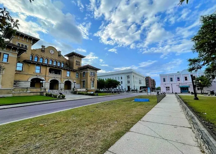Walk To Downtown Seafood Market Bay Views Pensacola